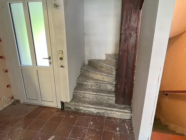 Entrée avant rénovation, ancien sol carrelé — Dieppe