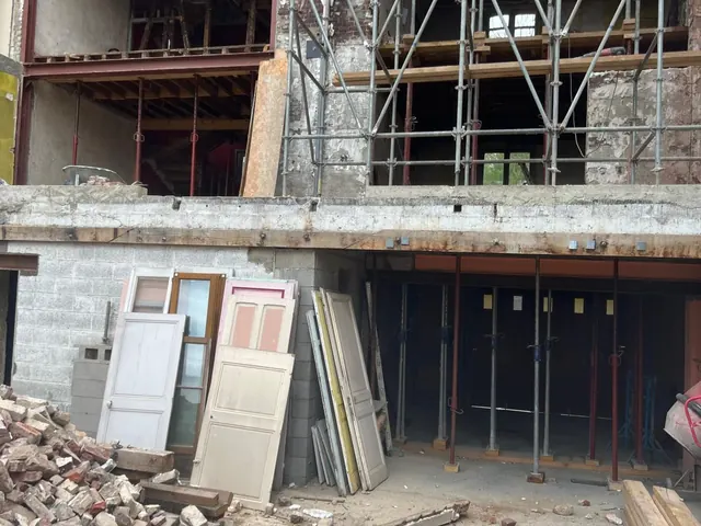 Extension à l'étage en cours, échafaudage et parpaings — Sotteville-lès-Rouen