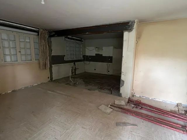 Cuisine déposée avant rénovation, murs mis à nu — Sotteville-lès-Rouen