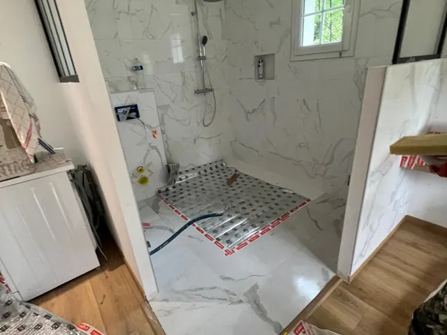 Douche à l'italienne, carrelage grand format effet marbre — Rouen