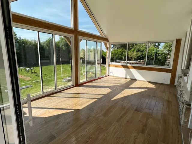Extension vitrée sous charpente apparente, sol en parquet — Bois-Guillaume