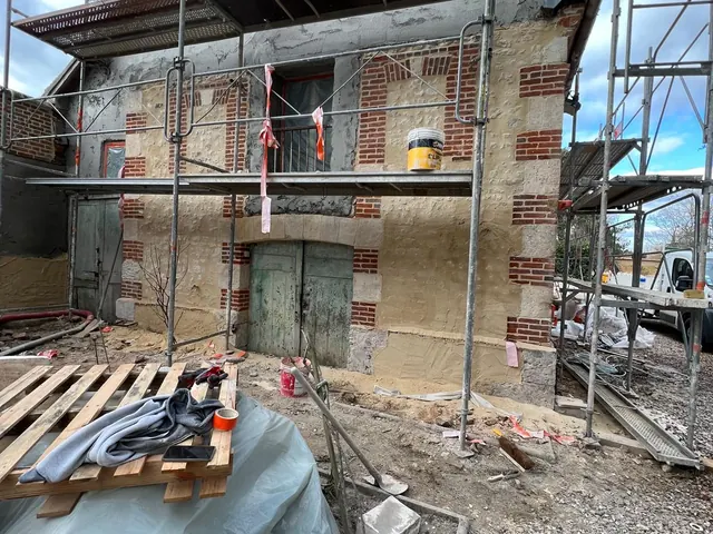 Rénovation de façade en cours, échafaudage et enduit — Barentin