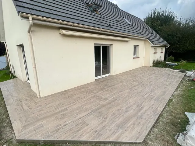 Extension enduite et sa terrasse carrelée — Louviers