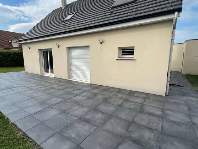 Terrasse en carrelage gris posée le long de la maison — Saint-Étienne-du-Rouvray
