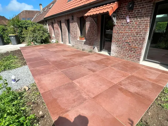 Terrasse en carrelage rouge, joints alignés — Yvetot