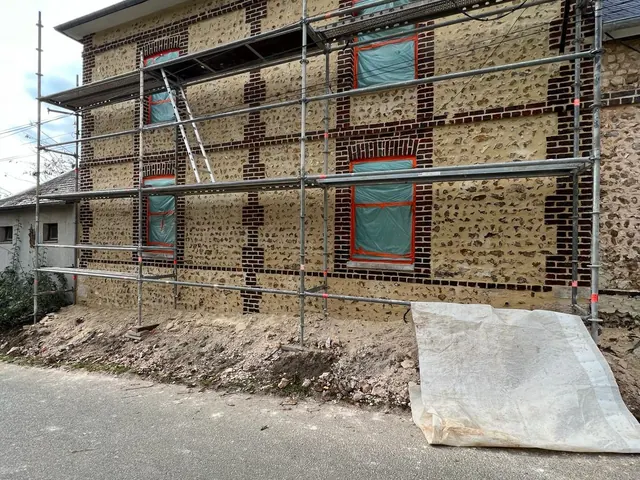 Façade en brique et silex, échafaudage en place — Saint-Étienne-du-Rouvray