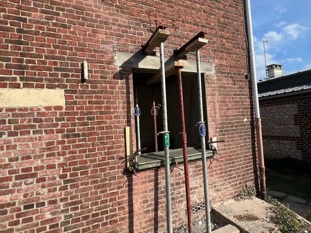 Ouverture en façade brique, linteau étayé — Le Grand-Quevilly