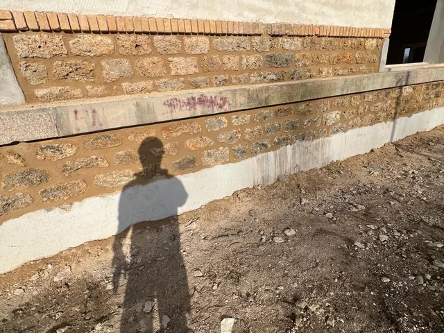 Soubassement en pierre et silex, joints refaits — Dieppe