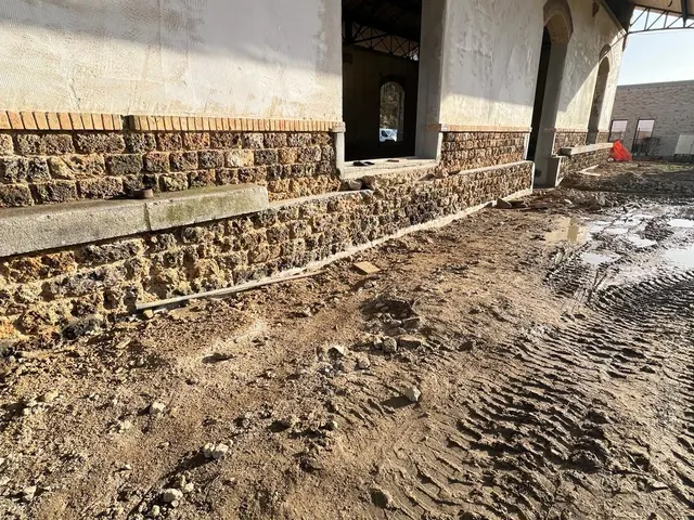 Extension avec arcades en brique et pierre — Barentin
