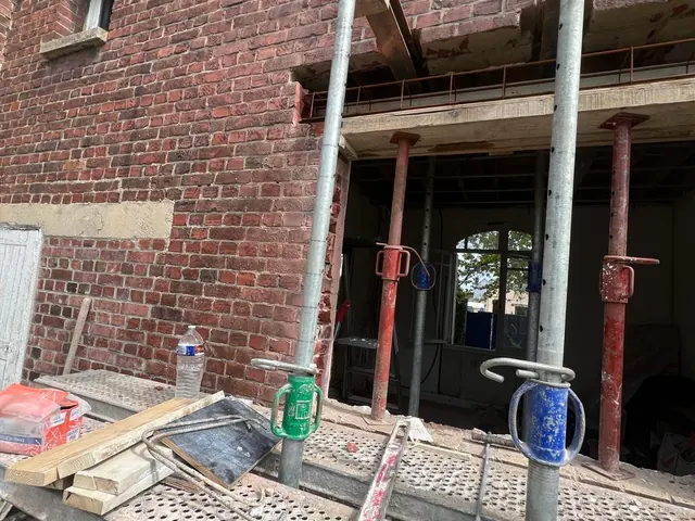 Reprise de mur en brique, étaiement provisoire — Le Grand-Quevilly