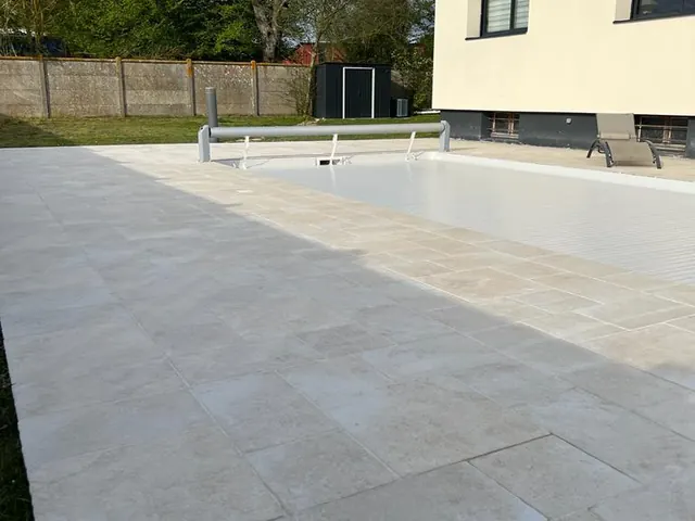 Terrasse en carrelage clair au bord d'un bassin — Évreux