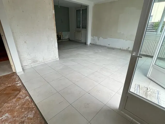 Pose de carrelage au sol, ancien parquet visible — Le Grand-Quevilly
