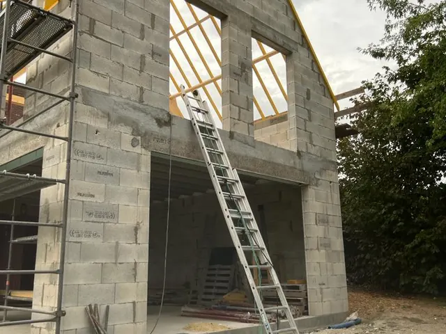 Pignon d'extension en parpaing, charpente en place — Mont-Saint-Aignan