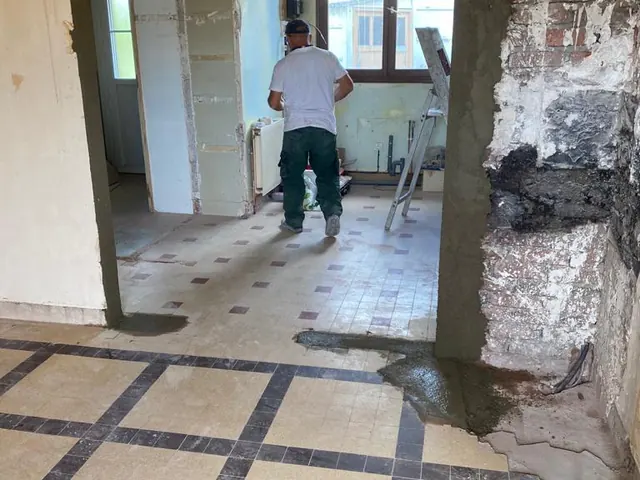 Pièce en cours de rénovation, ancien sol carrelé conservé — Rouen