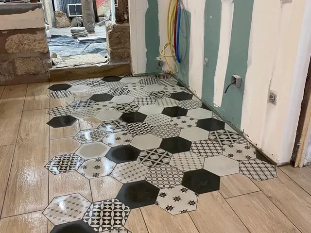 Sol en carrelage effet bois avec cabochons hexagonaux noirs — Elbeuf