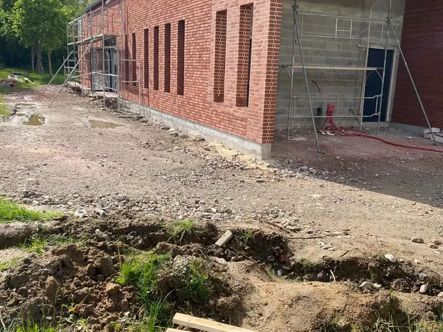 Extension en brique, gros œuvre en cours — Canteleu