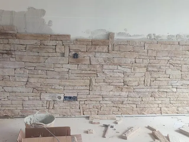 Pose de parement pierre sur mur intérieur — Saint-Étienne-du-Rouvray