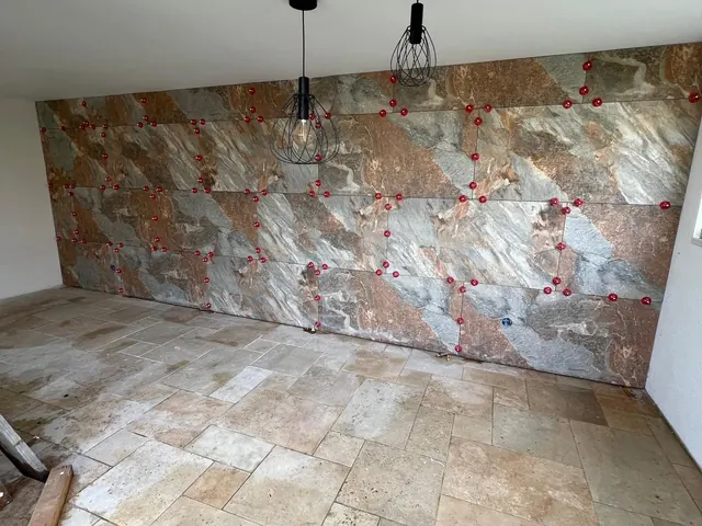 Mur en carrelage effet pierre, sol en travertin — Elbeuf
